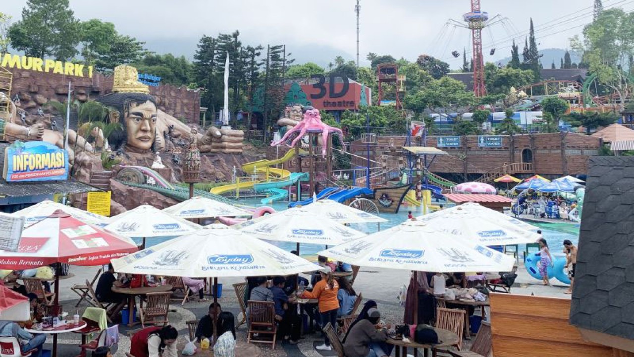 Suasana di Jatim Park 1, Kota Batu saat libur Lebaran, Senin (24/4/2023). (ANTARA/Vicki Febrianto)