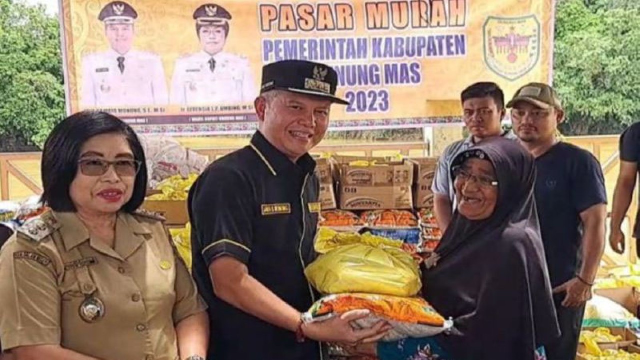 Bupati Gunung Mas Jaya S Monong didampingi Wakil Bupati Efrensia LP Umbing menyerahkan paket bahan pokok kepada salah satu warga di Kuala Kurun, Gunung Mas, Kalteng. ANTARA/Chandra