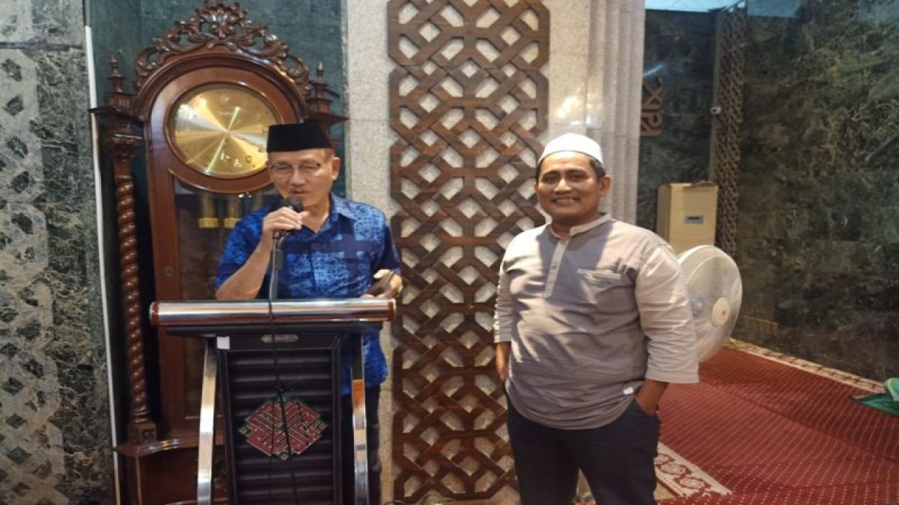 Pihak Pengurus Masjid Al Markaz Al Islami saat mengumumkan pemenang hadiah umrah Karunia Ramadhan Al Markaz bersama pemenang di Masjid Al Markaz, Makassar, Sulsel, Ahad (9/4/2023) malam. FOTO ANTARA/HO-Humas Kalla