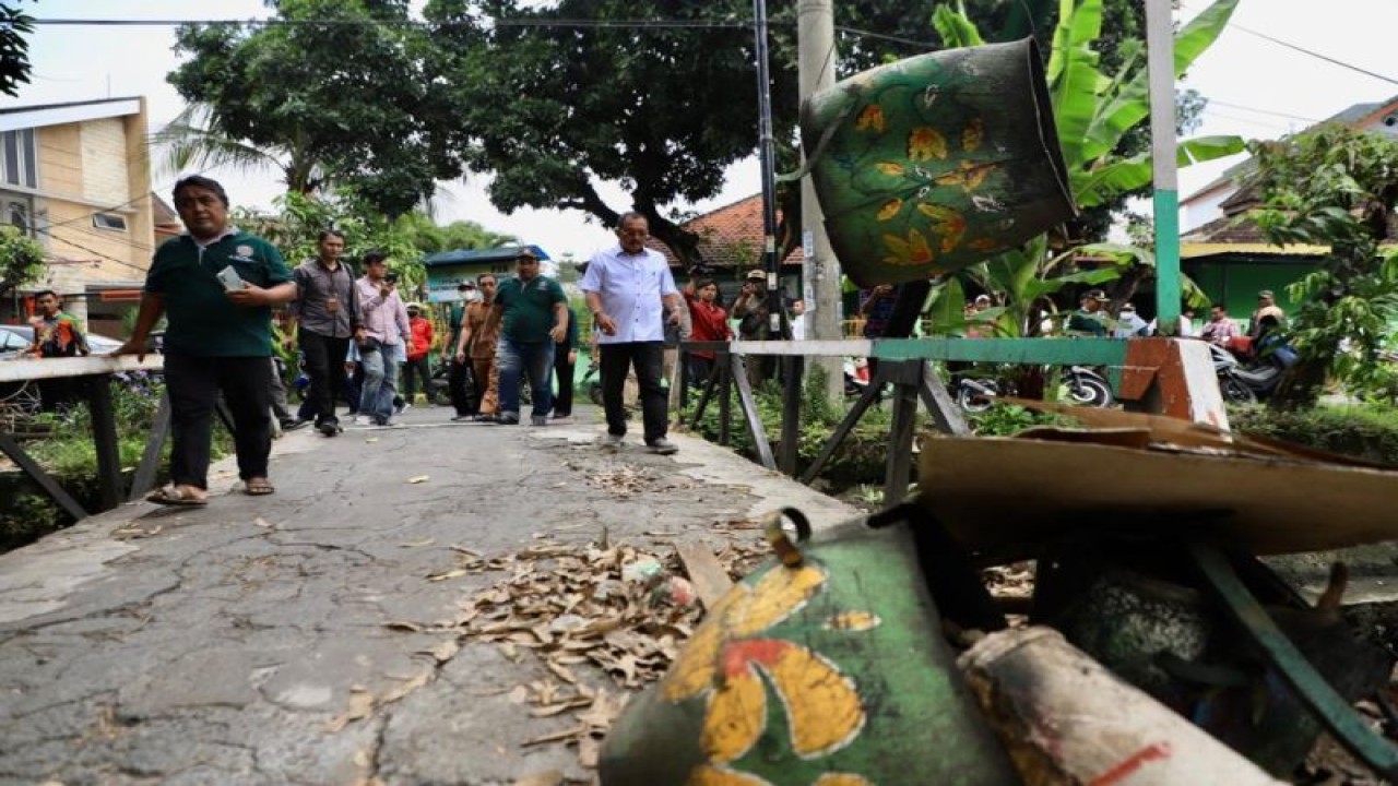 Wakil Wali Kota Surabaya Armuji saat meninjau jembatan rusak yang menghubungkan Jalan Ikan Cumi-Cumi dengan Jalan Ikan Mungsing di Perak Barat, Krembangan, Kota Surabaya, Jumat (31/32023). (ANTARA/HO-Pemkot Surabaya)
