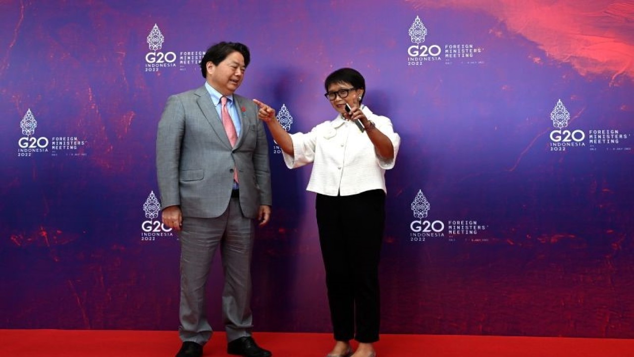 Arsip - Menteri Luar Negeri Retno Marsudi menyambut Menteri Luar Negeri Jepang Yoshimasa Hayashi (kanan) dalam Pertemuan Menteri Luar Negeri G20 di Nusa Dua, Bali (8/7/2022). (ANTARA FOTO/POOL/Sigid Kurniawan/rwa)