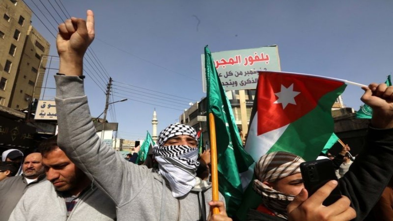 Arsip - Warga Yordania memprotes pembunuhan sembilan warga Palestina oleh Israel di Tepi Barat di Amman, Yordania (27/1/2023). (ANTARA/Xinhua/Mohammad Abu Ghosh.)