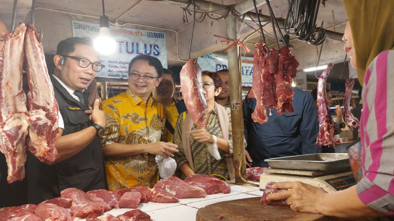 Wakil Menteri Perdagangan (Wamendag) Jerry Sambuaga melakukan pemantauan harga lewat acara Grebek Pasar di dua pasar yakni Pasar Kosambi, Kota Bandung, dan Pasar Soreang, Kabupaten Bandung, Sabtu (15/4/2023). ANTARA/Ajat Sudrajat