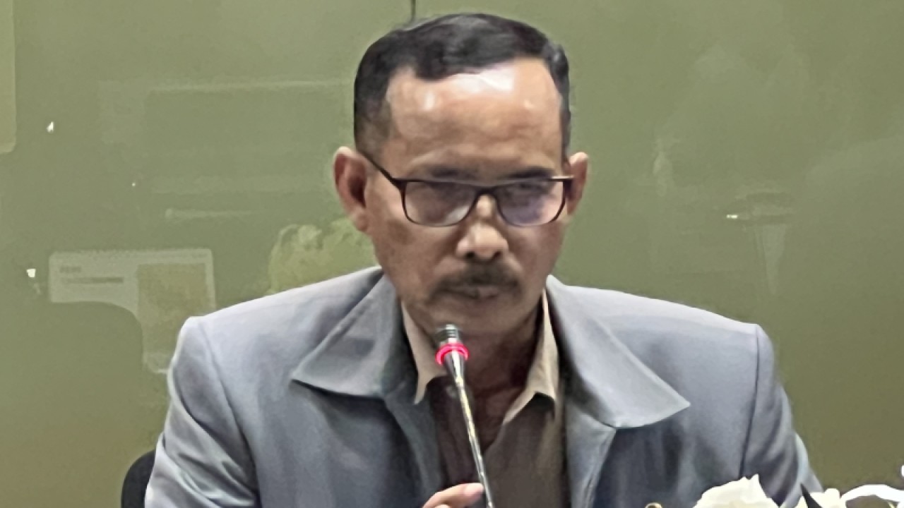 Ketua Bidang Pengawasan Hakim dan Investigasi KY Joko Sasmito dalam konferensi pers di Ruang Pers KY, Jakarta, Rabu (12/4/2023). ANTARA/Putu Indah Savitri