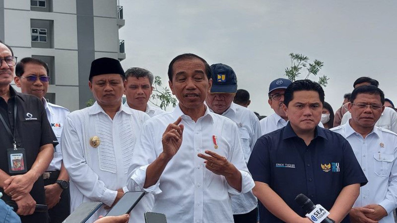 Presiden Joko Widodo (Jokowi) saat meresmikan hunian milenial untuk Indonesia di Depok, Jawa Barat, Kamis (13/4/2023). ANTARA/Mentari Dwi Gayati