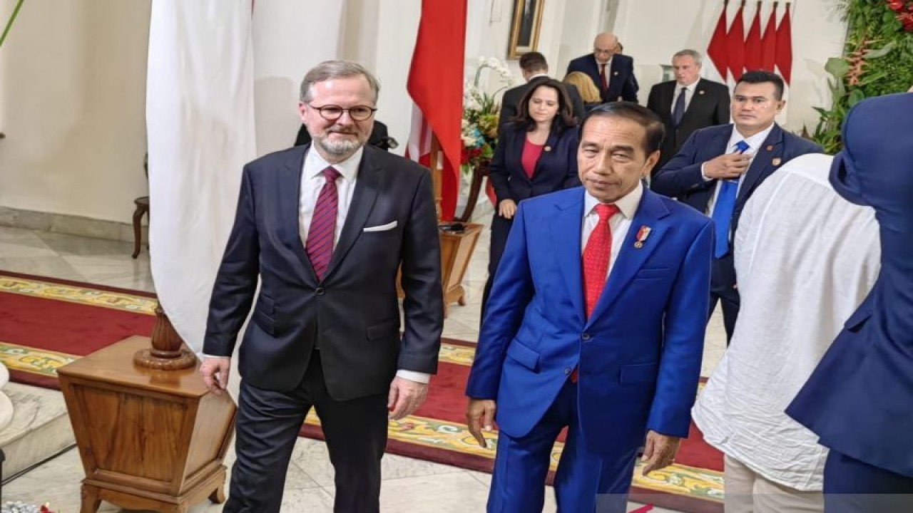 Presiden RI Joko Widodo (kanan) melakukan pertemuan dengan Perdana Menteri Republik Ceko Petr Fiala (kiri) di Istana Kepresidenan Bogor, Jawa Barat, Selasa (18/4/2023). (ANTARA/Gilang Galiartha)