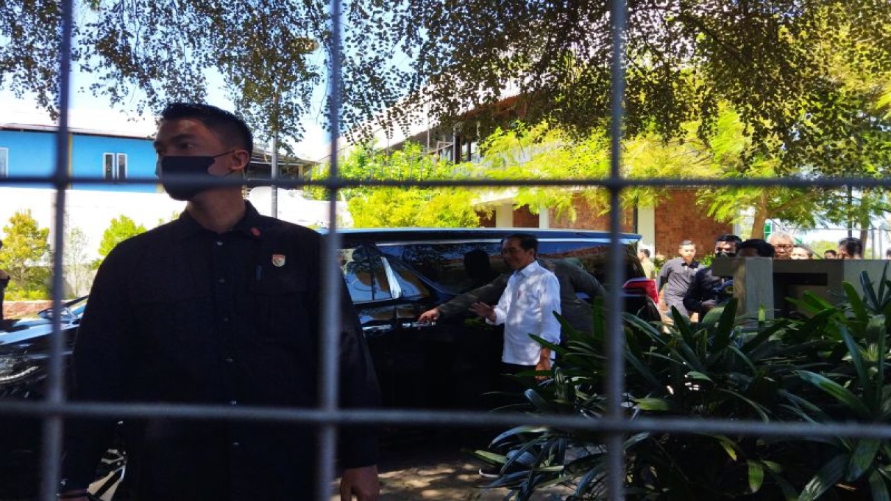 Presiden Joko Widodo mengunjungi Puncak Waringin Labuan Bajo, Manggarai Barat, NTT, Selasa (25/4/2023). ANTARA/Fransiska Mariana Nuka