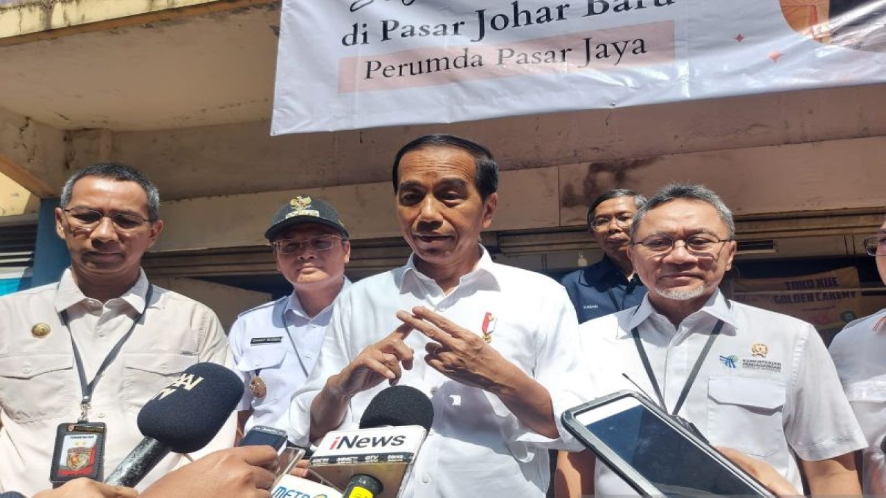 Presiden Joko Widodo memberikan keterangan di Pasar Johar Baru, Jakarta, Rabu (4/4/2023). (ANTARA/Mentari Dwi Gayati)