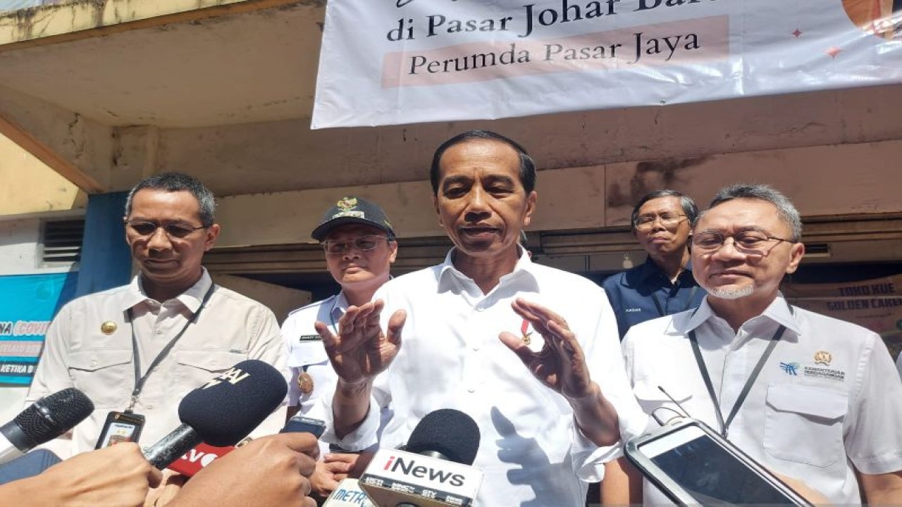 Presiden Joko Widodo saat ditemui usai meninjau Pasar Johar Baru, Jakarta Pusat, Rabu (5/4/2023) (ANTARA/Mentari Dwi Gayati)