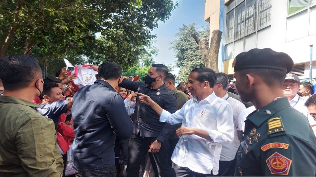 Presiden Joko Widodo membagikan paket sembako kepada ratusan warga di sekitar Pasar Johar Baru Jakarta Pusat, Rabu (5/4/2023) ANTARA/Mentari Dwi Gayati