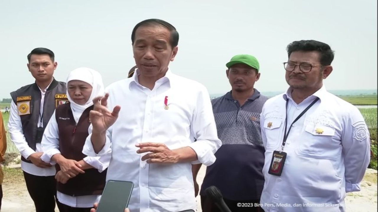 Tangkapan layar Youtube Sekretariat Presiden - Presiden Joko Widodo memberikan keterangan pers usai menanam padi bersama petani di Tuban, Jawa Timur, Kamis (6/4/2023). ANTARA/Rangga Pandu Asmara Jingga