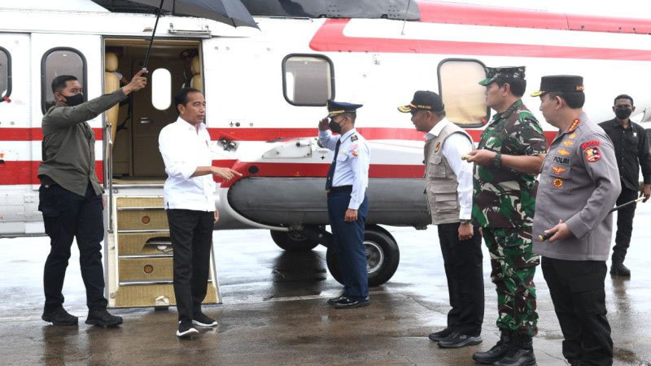 Presiden Joko Widodo tiba di Pelabuhan Indah Kiat, Cilegon, Banten, sebelum meninjau kesiapan mudik di Pelabuhan Merak, Banten, Selasa (11/4/2023) ANTARA/HO-Biro Pers Sekretariat Presiden