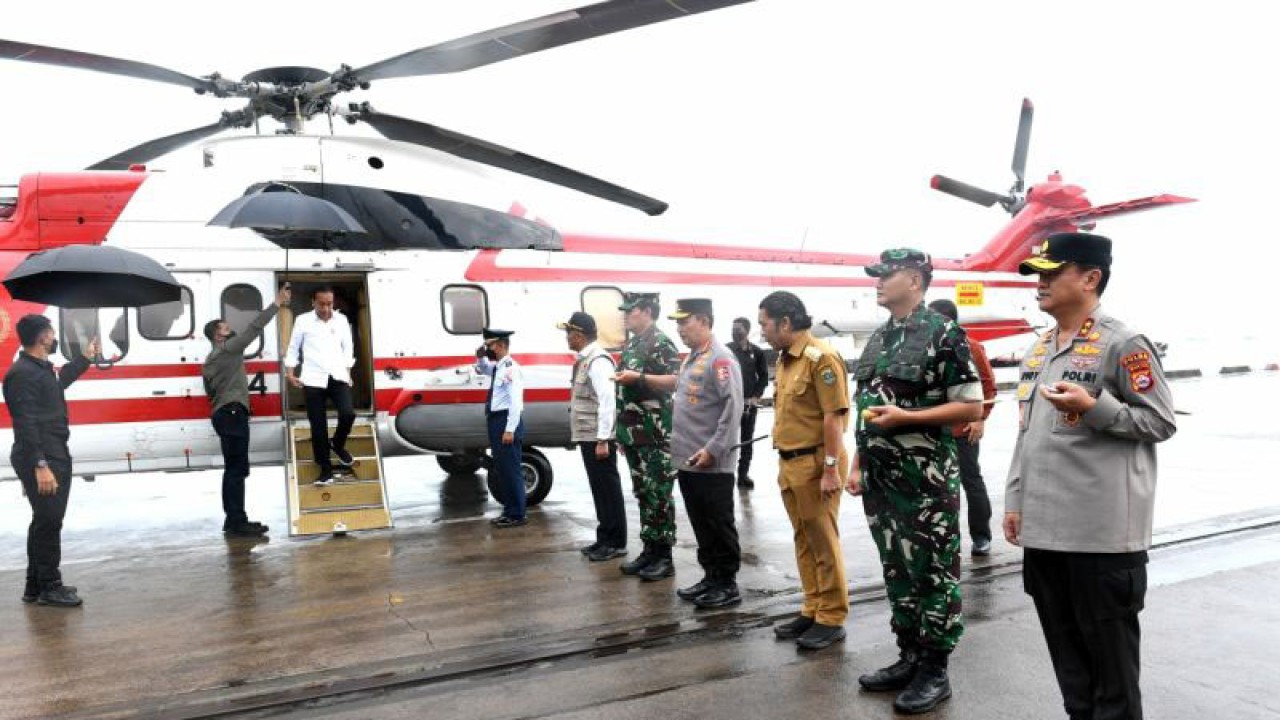 Presiden Joko Widodo (Jokowi) tiba di Pelabuhan Indah Kiat, Cilegon, Banten sebelum meninjau kesiapan mudik di Pelabuhan Merak, Banten, Selasa (11/4/2023). ANTARA/HO-Biro Pers Sekretariat Presiden/Kris