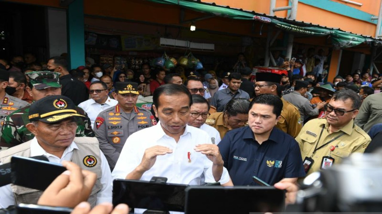 Presiden Joko Widodo memberikan keterangan setelah mengunjungi Pasar Kelapa, Cilegon, Banten, Selasa (11/4/2023). (ANTARA/HO-Biro Pers Sekretariat Presiden/Kris)