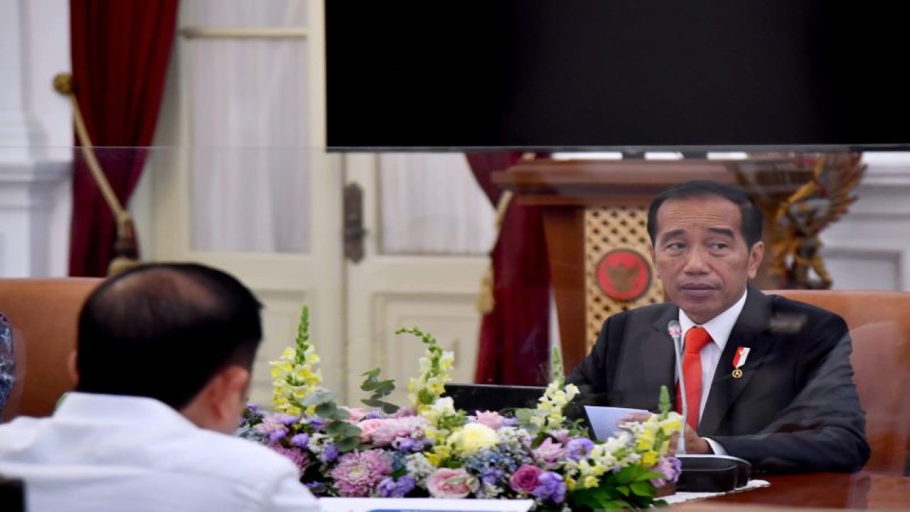 Presiden Joko Widodo (Jokowi) menggelar rapat dengan sejumlah Menteri Kabinet Indonesia Maju, Rabu (12/4/2023) di Istana Merdeka, Jakarta, yang membahas realisasi pembangunan hunian bagi para aparatur sipil negara (ASN), TNI, dan Polri di Ibu Kota Nusantara (IKN). (ANTARA/HO-Biro Pers Sekretariat Presiden/Rusman)