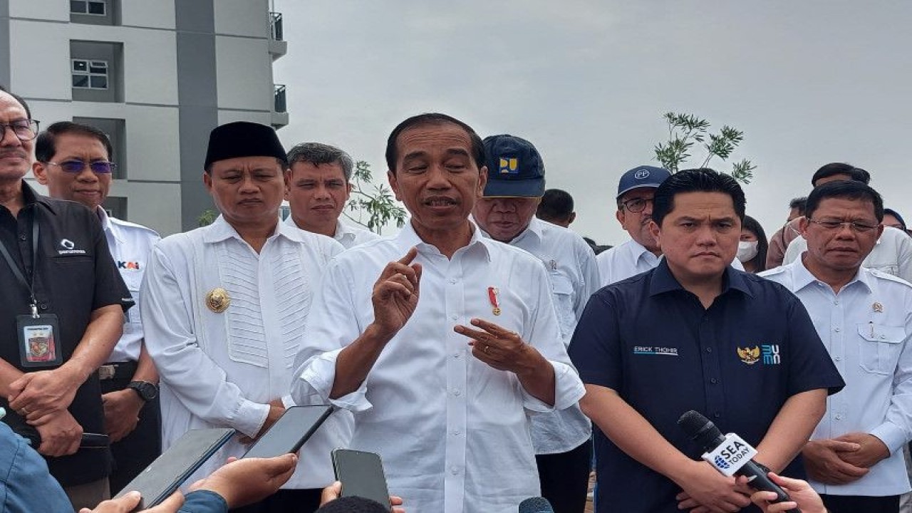 Presiden Joko Widodo seusai meresmikan Hunian Milenial Untuk Indonesia, Depok, Jawa Barat pada Kamis (13/4/2023). (ANTARA/Mentari Dwi Gayati)