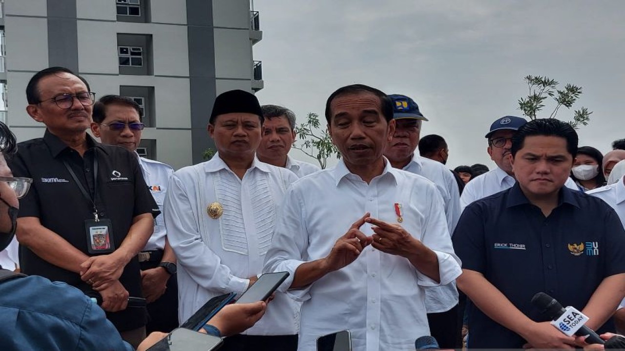Presiden Joko Widodo usai meresmikan hunian milenial yang terintegrasi dengan Stasiun KRL Pondok Cina, Depok, Jawa Barat, Kamis (13/4/2023) (ANTARA/Mentari Dwi Gayati)