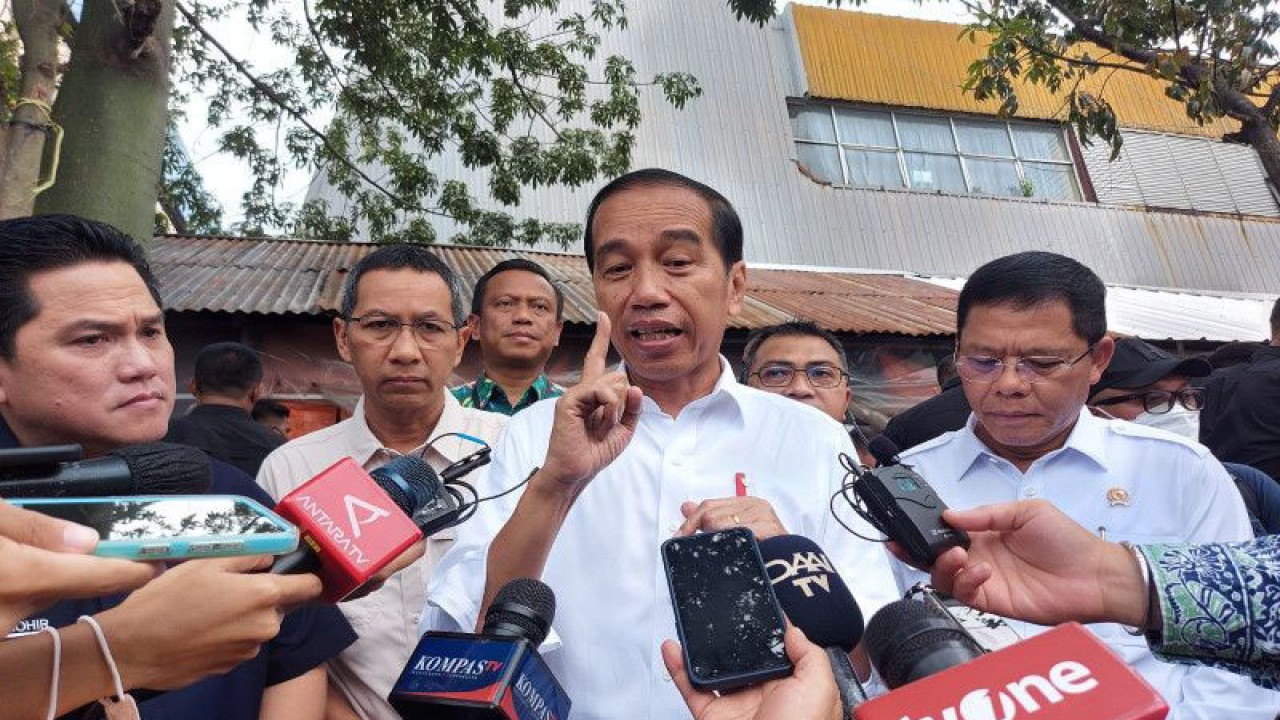 Presiden Joko Widodo usai meninjau harga pangan di Pasar Minggu, Jakarta Selatan, Kamis (13/4/2023). ANTARA/Mentari Dwi Gayati.