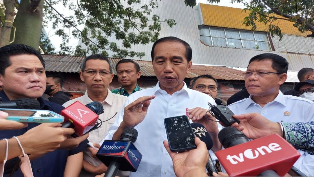 Presiden Joko Widodo usai meninjau harga pangan di Pasar Minggu, Jakarta Selatan, Kamis (13/4/2023) (ANTARA/Mentari Dwi Gayati)
