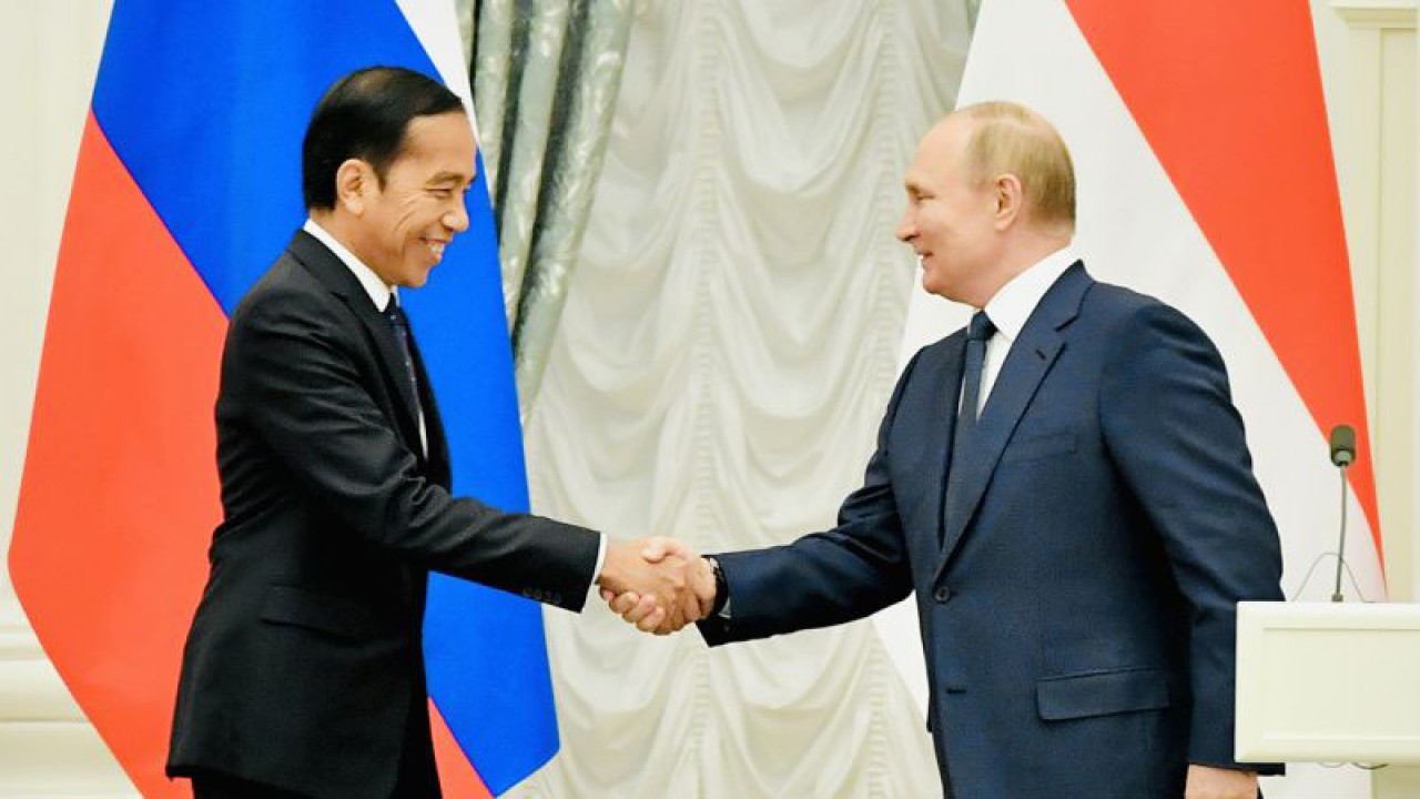 Arsip - Presiden Joko Widodo (kiri) berjabat tangan dengan Presiden Rusia Vladimir Putin (kanan) usai menyampaikan pernyataan bersama di Istana Kremlin, Moskow, Rusia, Kamis (30/6/2022). Presiden menyatakan siap menjadi jembatan komunikasi antara Presiden Ukraina Volodymyr Zelenskyy dan Presiden Rusia Vladimir Putin agar kedua pihak mencapai perdamaian. ANTARA FOTO/BPMI-Laily Rachev/rwa.