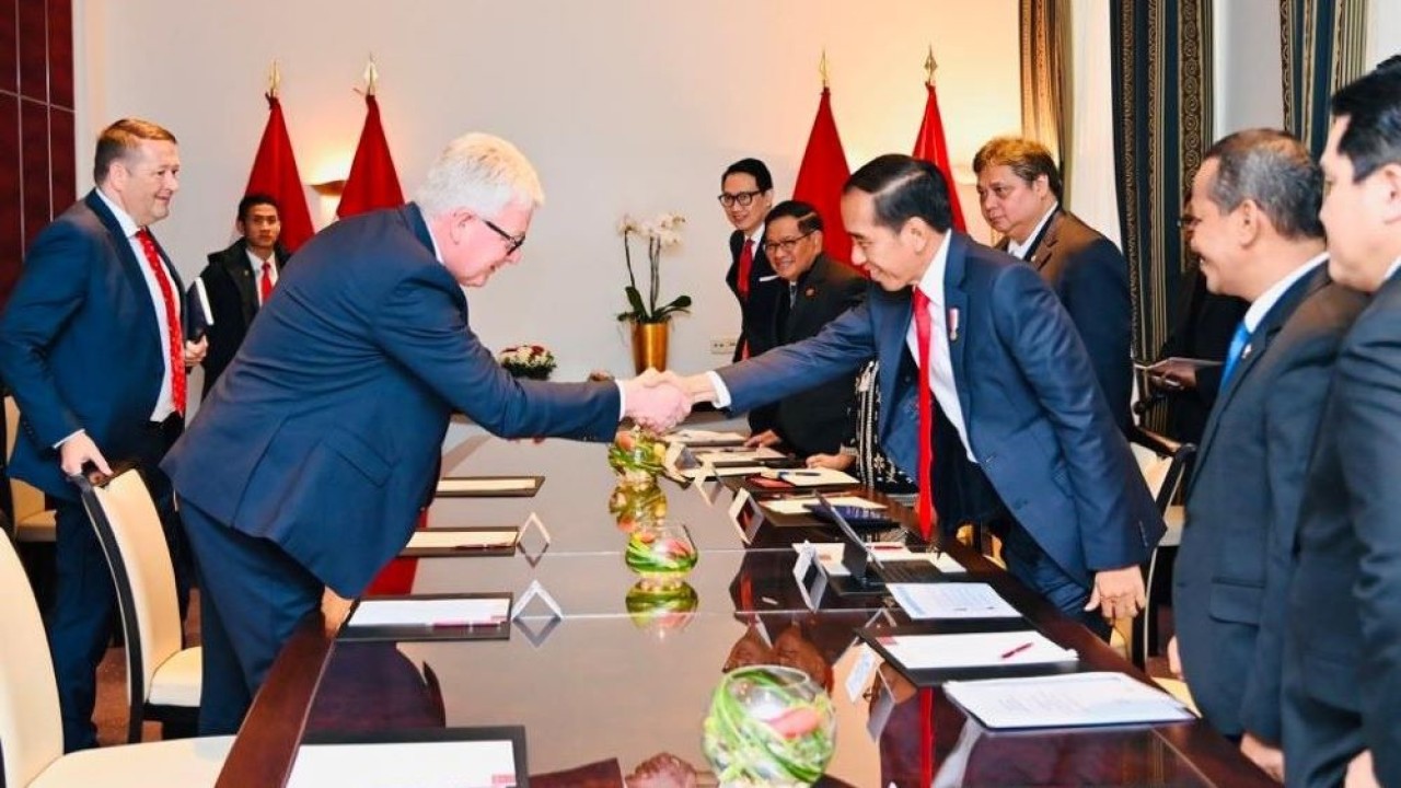 Presiden Joko Widodo (Jokowi) menggelar pertemuan bisnis dengan tiga pemimpin perusahaan Eropa di Hotel Kastens Luisenhoff, Hannover, Jerman, pada Minggu (16/4/2023).  (BPMI SETPRES/UN)
