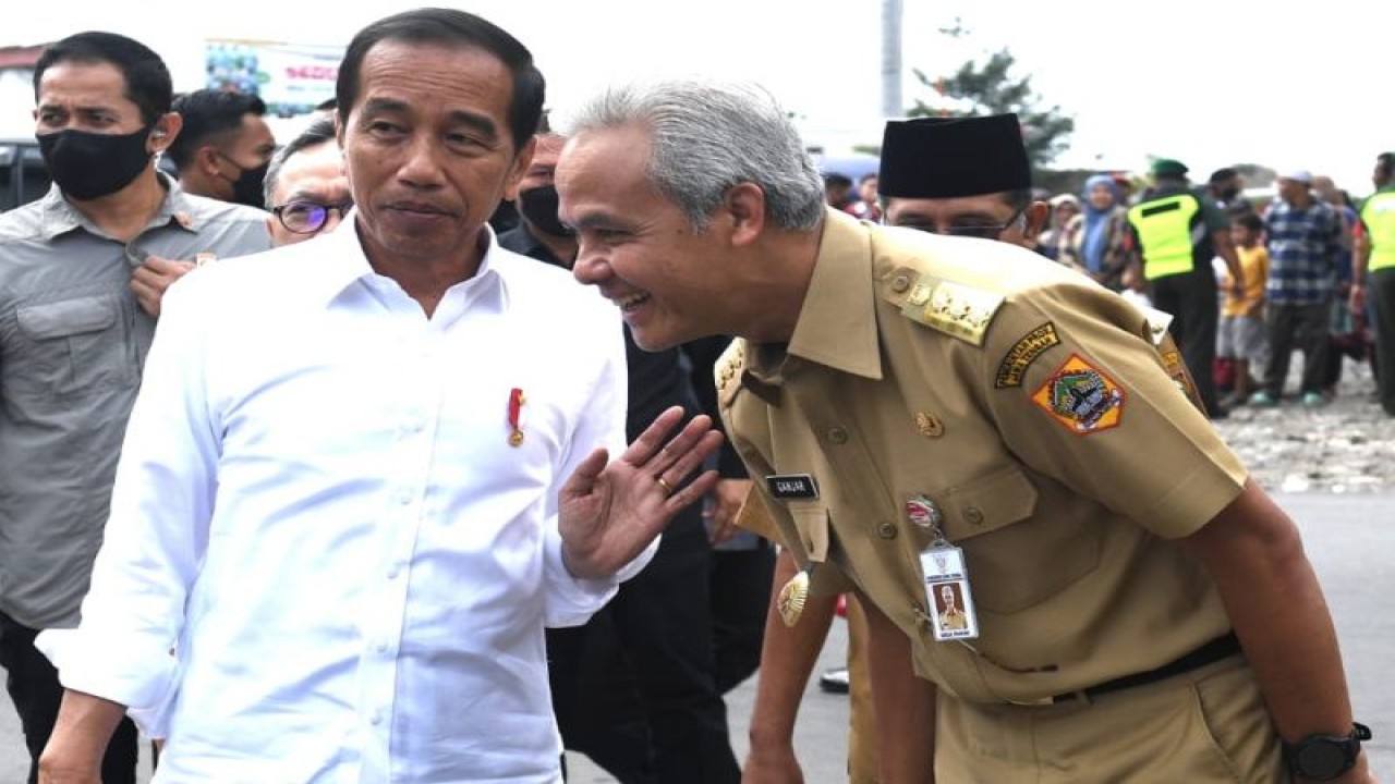 Gubernur Jawa Tengah Ganjar Pranowo saat berinteraksi dengan Presiden Jokowi di Pasar Cepogo Boyolali, Jawa Tengah, Senin (10/4/2023). ANTARA/HO-Biro Pers Sekretariat Presiden