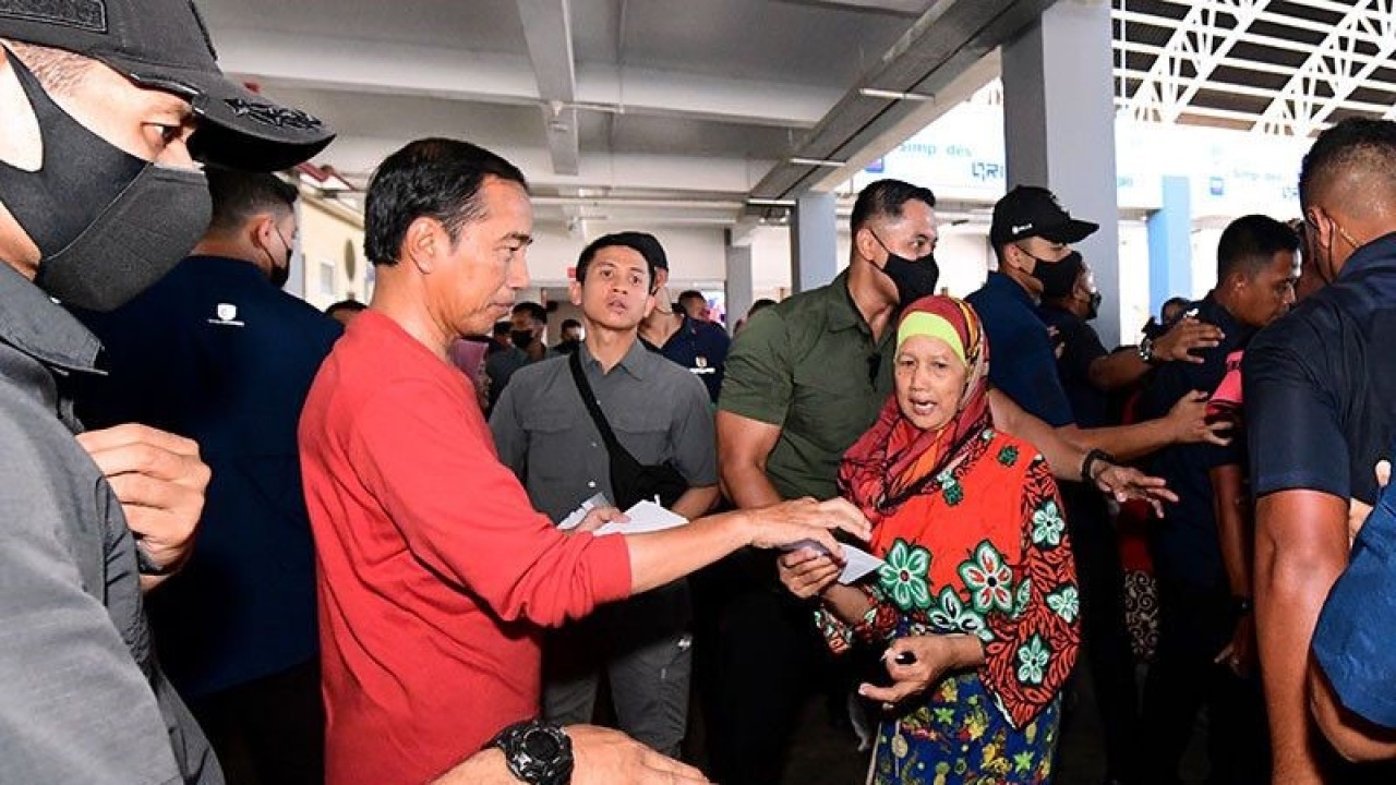 Presiden Joko Widodo didampingi cucunya, Jan Ethes Srinarendra mengunjungi pasar Pasar Legi, Kota Surakarta, Provinsi Jawa Tengah sambil membagikan sejumlah “THR”, pada Kamis, (20/4/2023). ANTARA/HO-Sekretariat Presiden-Lukas/pri. (ANTARA/HO-Sekretariat Presiden-Lukas)