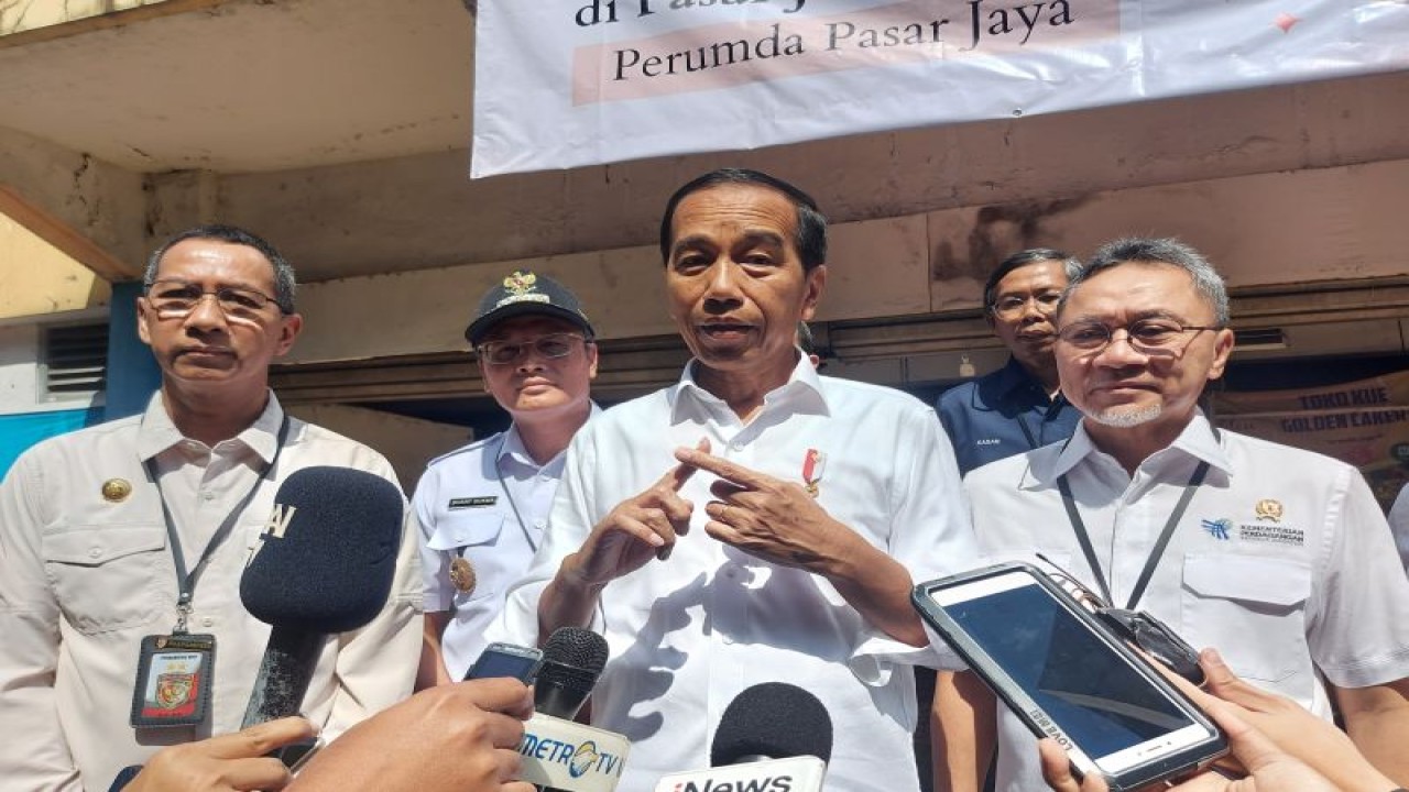 Presiden Joko Widodo didampingi Menteri Perdagangan Zulkifli Hasan mengunjungi Pasar Johar Baru, Jakarta, Rabu (5/3/2023) ANTARA/Mentari Dwi Gayati