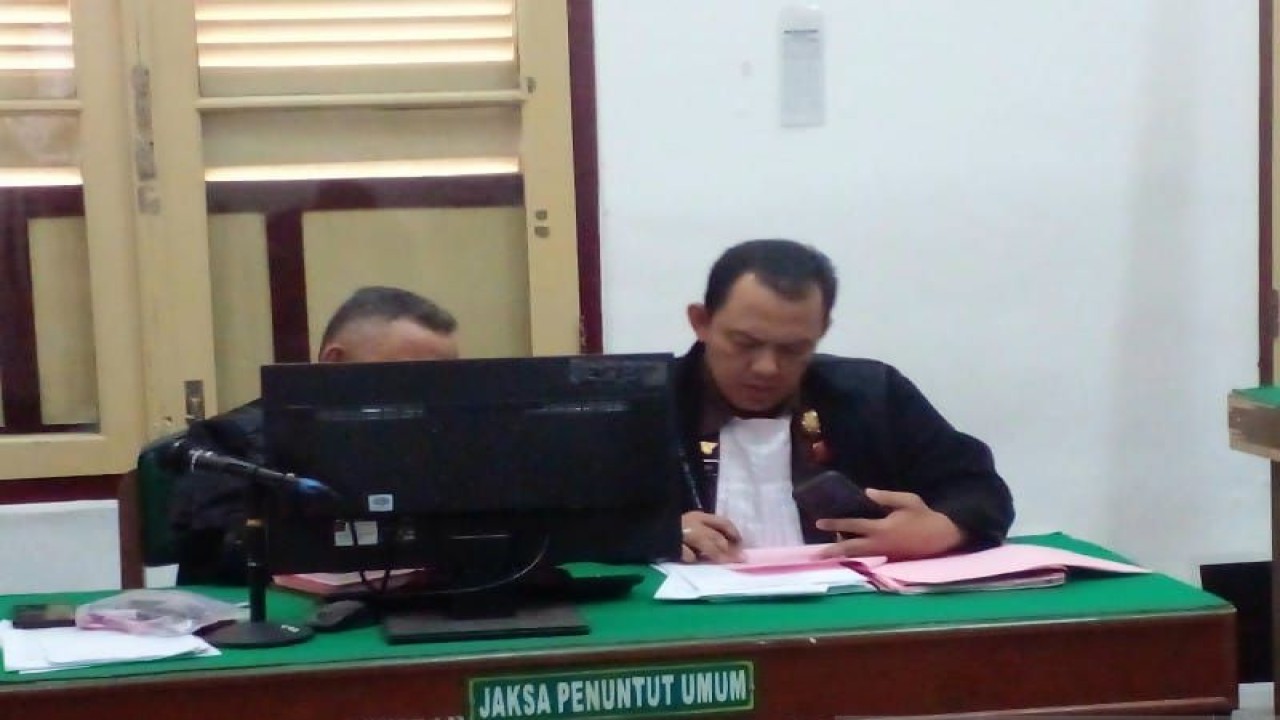 Jaksa Penuntut Umum (JPU), Indra Zamachsyari (kanan) membacakan nota tuntutan, di Pengadilan Negeri (PN) Medan, Selasa (4/4/2023). (ANTARA/M Sahbainy Nasution)