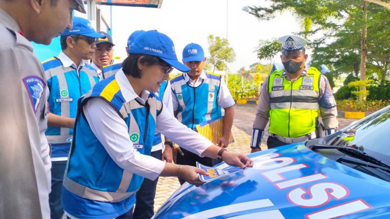 Direktur Utama PT JSN Mery N Panjaitan menempelkan stiker Jasa Marga Siaga 2023 pada kendaraan operasional di Boyolali, Selasa (11/4/2023). ANTARA/Aris Wasita
