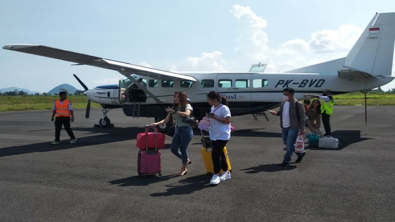 Sejumlah pemudik yang menggunakan moda transportasi udara Susi Air turun di Bandara Notohadinegoro Jember, Rabu (19/4/2023). (ANTARA/HO-UPT Bandara Notohadinegoro Jember)