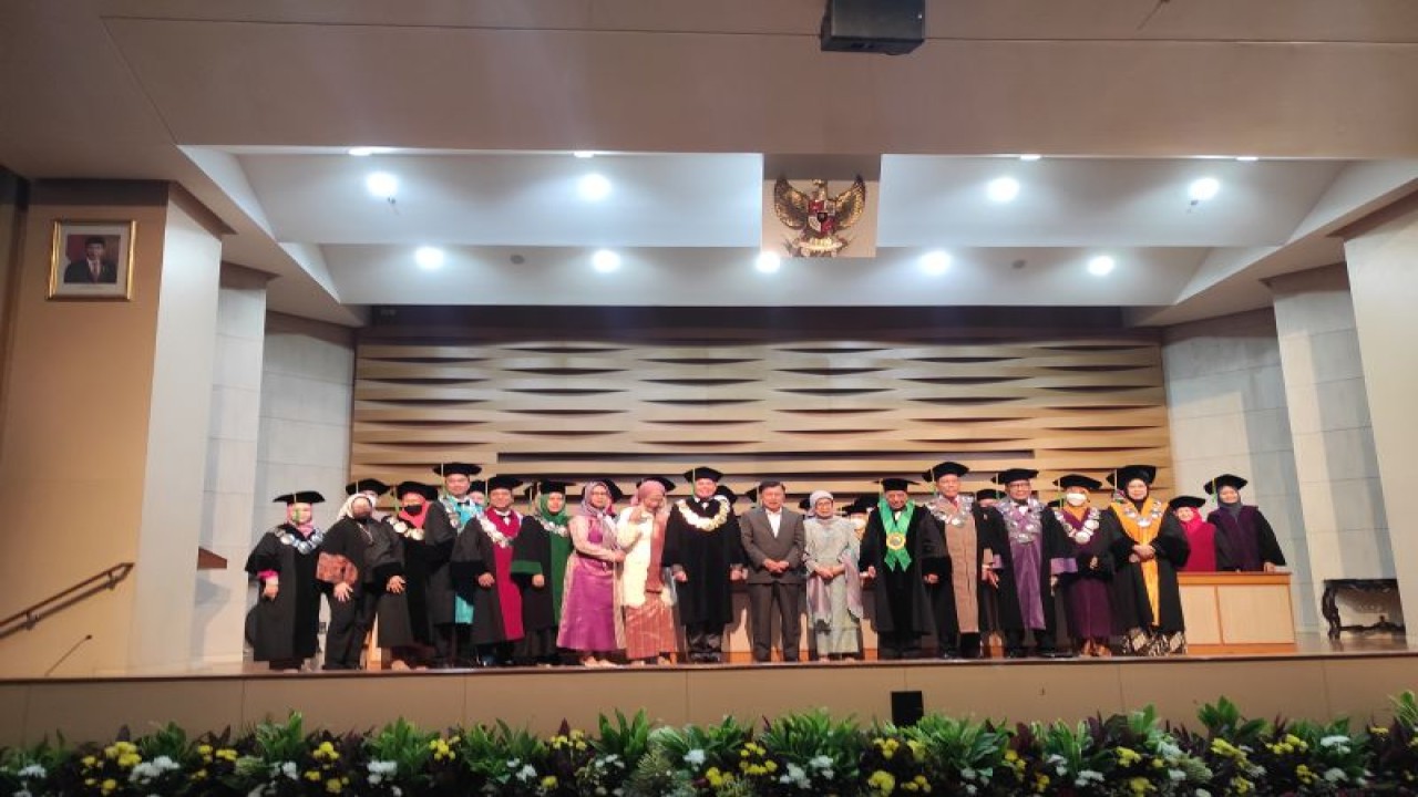 Jusuf Kalla (menggunakan jas) dalam wisuda Wisuda Sarjana dan Pascasarjana Universitas Yarsi, di Jakarta, Sabtu (8/4/2023). (ANTARA/Indriani)