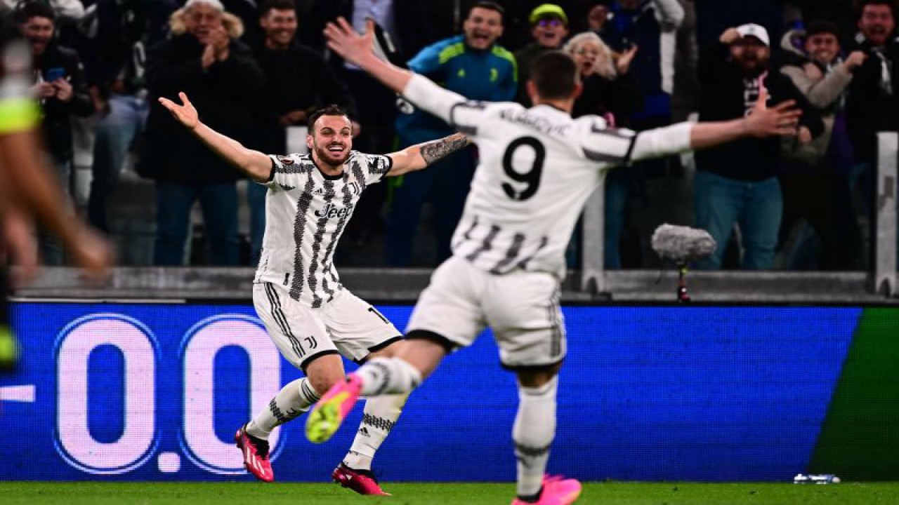 Selebrasi Federico Gatti (kiri) melakukan selebrasi setelah mencetak gol kemenangan Juventus dalam pertandingan leg pertama perempatfinal Liga Europa di Allianz Stadium pada 14 April 2023. ANTARA/AFP/MARCO BERTORELLO