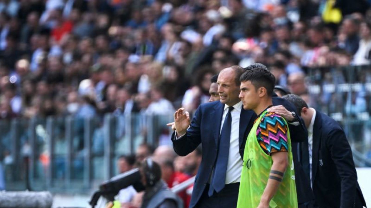 Pelatih Juventus Massimiliano Allegri (kiri) berbicara dengan pemain depan Juventus Paulo Dybala pada pertandingan Liga Italia Seri A melawan Venezia di Stadion Juventus di Turin, 1 Mei 2022 (Foto Marco BERTORELLO / AFP)