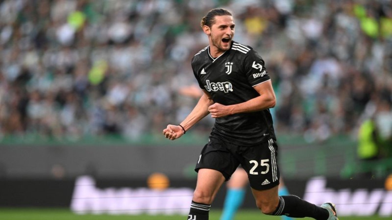 Selerbasi gelandang Juventus Adrien Rabiot setelah mencetak gol untuk timnya dalam laga leg kedua perempat final Liga Europa di Stadion Jose Alvaladein pada 21 April 2023. ANTARA/AFP/PATRICIA DE MELO MOREIRA