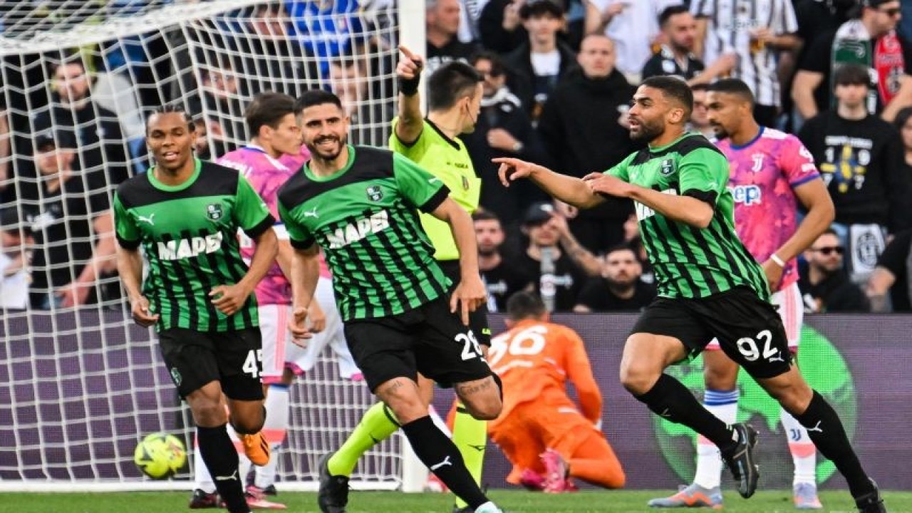 Selebrasi Gregoire Defrel (kanan) setelah mencetak gol untuk Sassuolo dalam pertandingan Liga Italia lawan Juventus pada 17 April 2023. ANTARA/AFP/ALBERTO PIZZOLI
