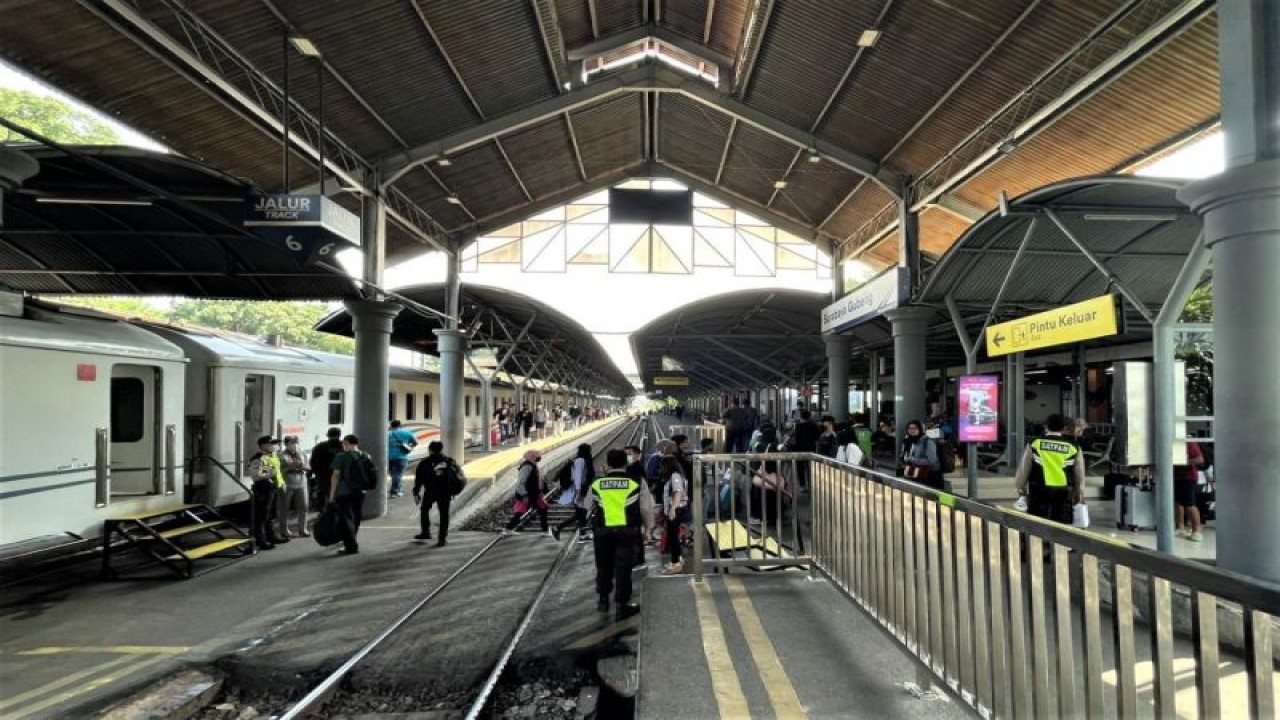 Sejumlah calon penumpang KA melintas di perlintasan rel di Stasiun Gubeng, Kota Surabaya, Kamis (6/4/2023). (ANTARA/HO-Humas PT KAI Daop 8)