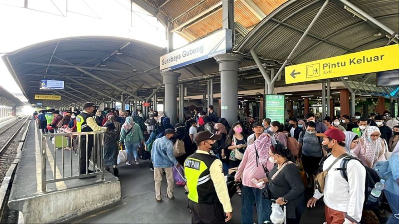 Sejumlah penumpang kereta api berada di dalam Stasiun Gubeng Surabaya. ANTARA/HO-Humas KAI Daop 8 Surabaya