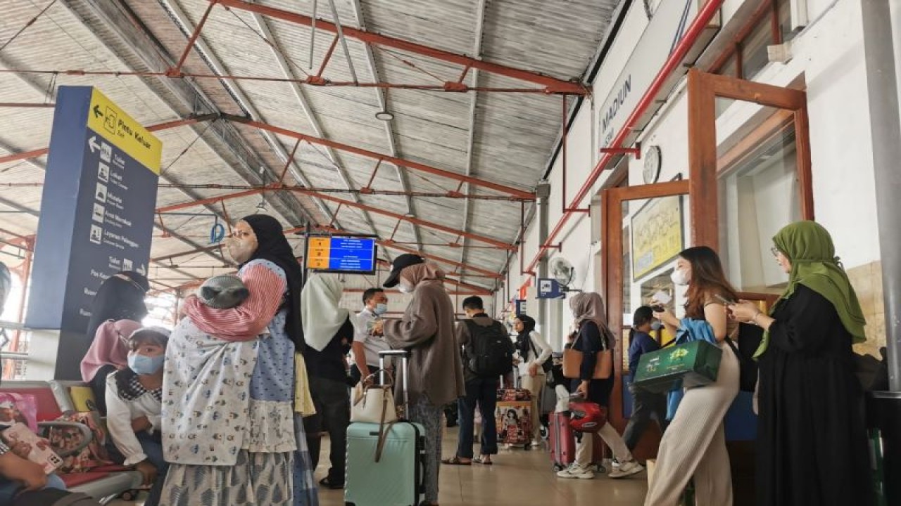 Ribuan penumpang hendak naik KA dari Stasiun Madiun pada arus balik Lebaran 2023, Rabu ( 26 /4/2023). ANTARA/HO-Humas Daops 7 Madiun