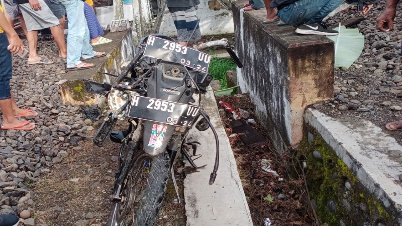 Kondisi sepeda motor setelah nekat menerobos saat Kereta Api Argo Sindoro melintas di perlintasan sebidang di Jalan Kalibodri, Kaliwungu, Kabupaten Kendal, Jawa Tengah, Sabtu (29/4/2023). (ANTARA/HO-KAI Daop Semarang)