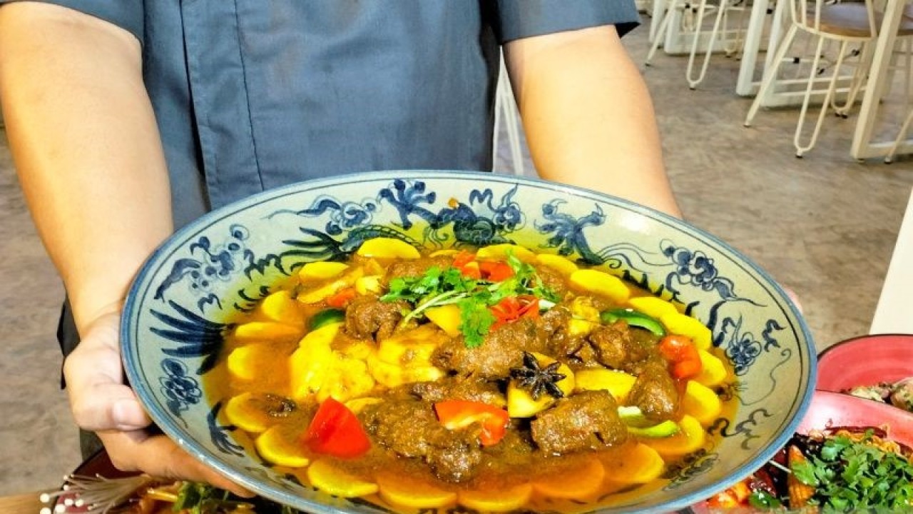 Menu Duck Dapanji yang disajikan di Yi Cha Cha Hotpot and Cafe Solo, Sabtu (8/4/2023). ANTARA/Aris Wasita