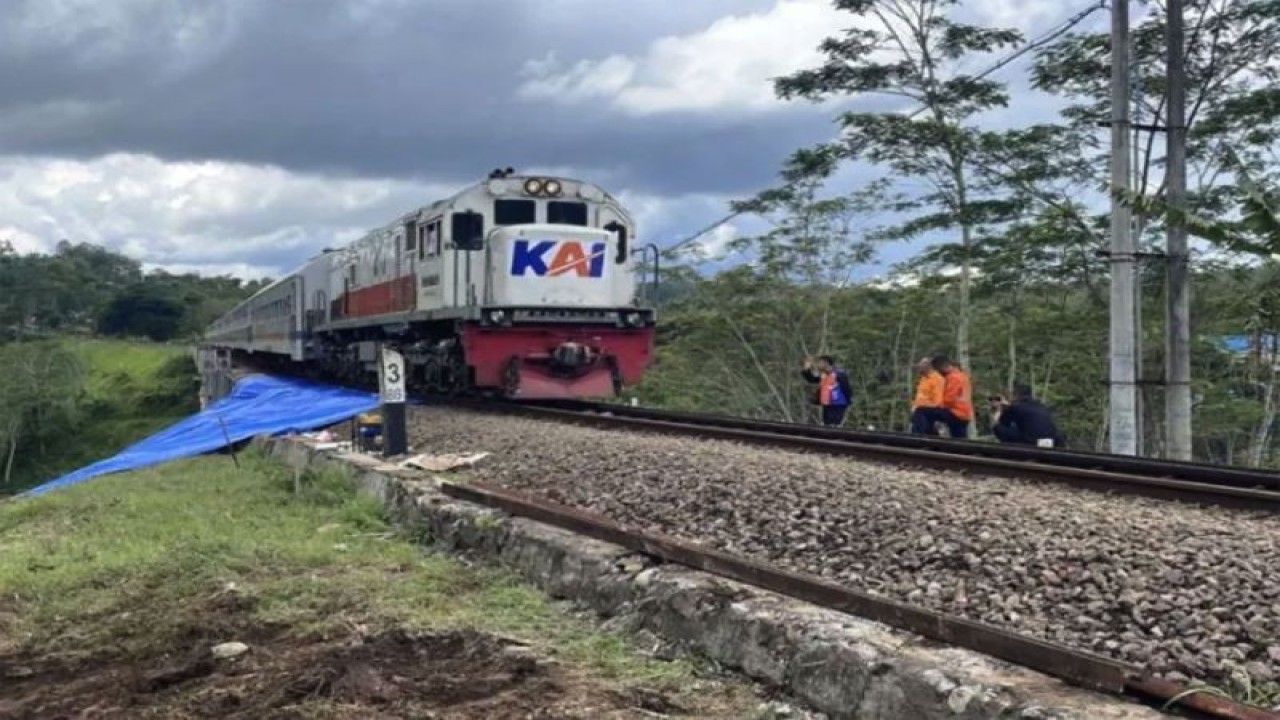 Foto arsip. Kereta api melintas di wilayah Kabupaten Malang, Jawa Timur. (ANTARA/HO-KAI Daop 8 Surabaya)