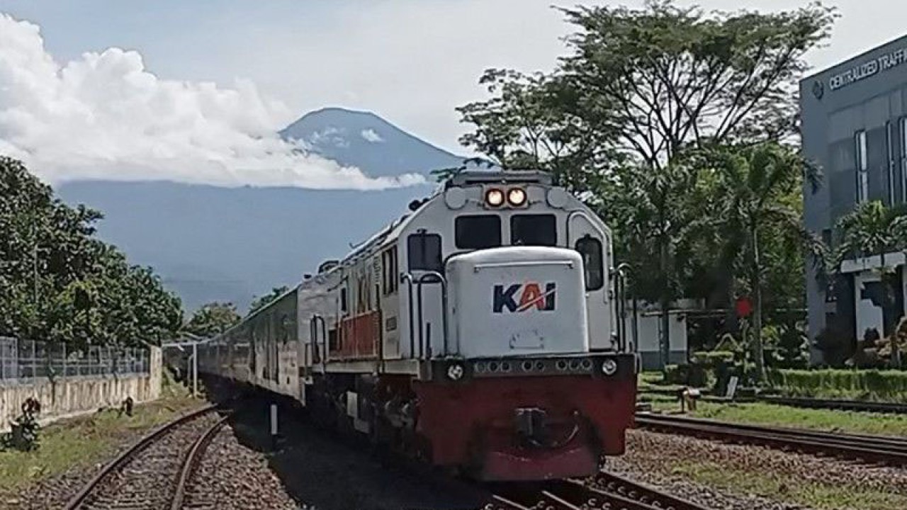 Ilustrasi - KA 260A Kutojaya Utara relasi Pasarsenen-Kutoarjo memasuki Stasiun Purwokerto, Selasa (21/3/2023). ANTARA/Sumarwoto