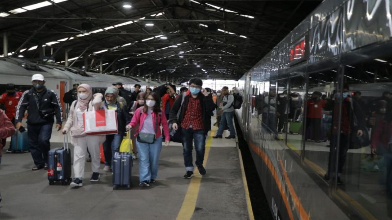 Masyarakat turun dari kereta api di Stasiun Bandung, Kota Bandung, Jawa Barat. ANTARA/HO-PT KAI Daop 2.