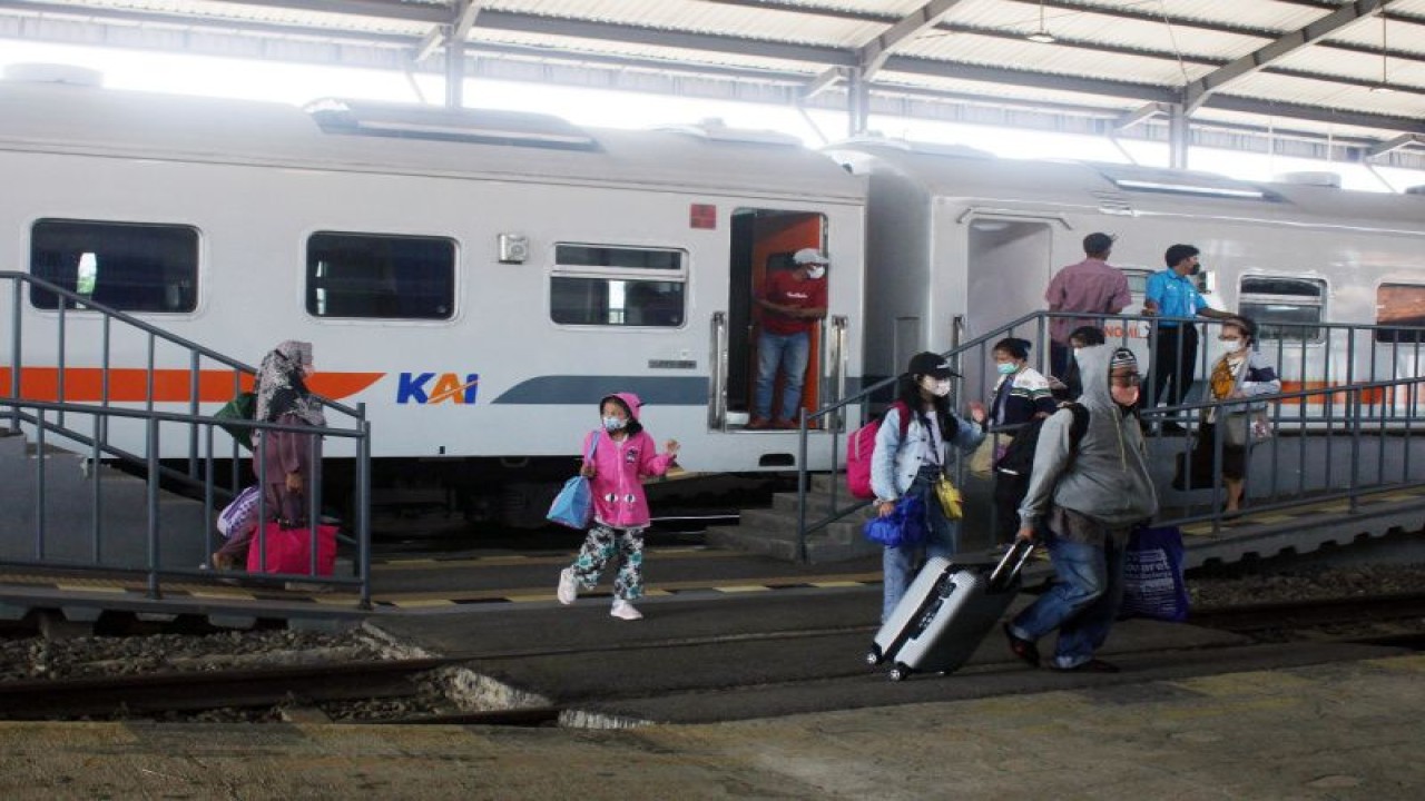 Penumpang KA saat tiba di Stasiun Semarang Tawang, Kamis. (ANTARA/ HO-KAI Daop Semarang)