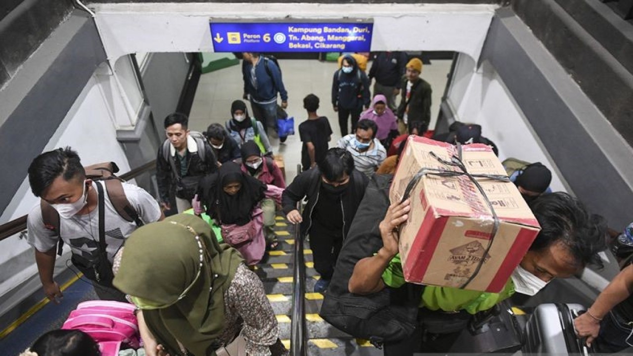 Penumpang kereta api Tawang Jaya tiba di Stasiun Pasar Senen, Jakarta, Senin (24/4/2023). Pada H+2 lebaran, sekitar 40.000 penumpang kereta api tiba di area KAI Daop 1 Jakarta atau mengalami peningkatan hingga 100 persen dari masa normal. ANTARA FOTO/Hafidz Mubarak A/nym.