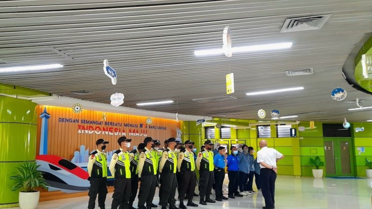 Petugas keamanan, kuli panggul (porter) dan Customer Service Mobile (CSM) mendapatkan pengarahan sebelum bertugas pada Rabu (26/4/2023) (ANTARA/Lintang Budiyanti Prameswari)
