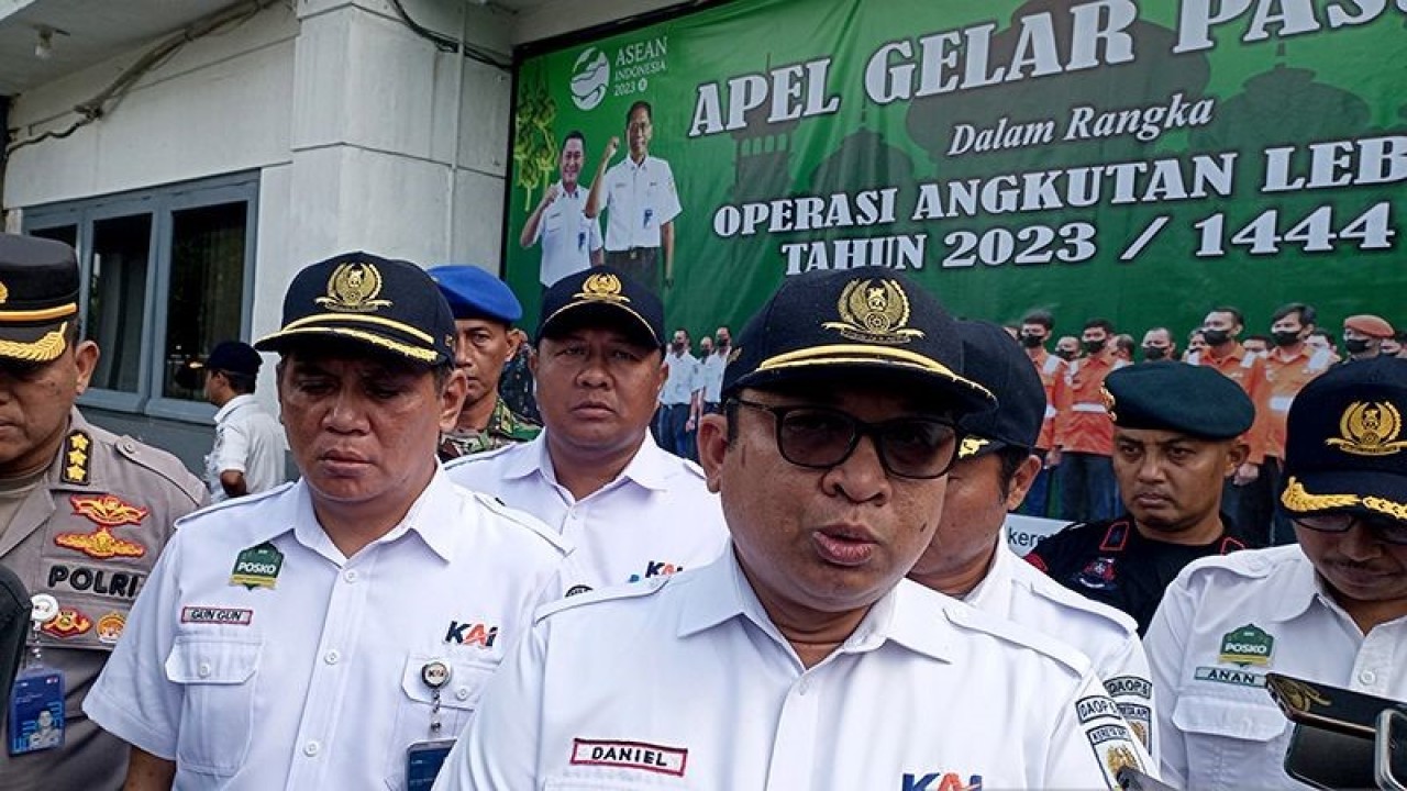 Kepala PT KAI Daop 5 Purwokerto Daniel Johannes Hutabarat memberi keterangan pers usai Apel Gelar Pasukan Operasi Angkutan Lebaran 2023 di halaman Kantor PT KAI Daop 5 Purwokerto, Jumat (14/4/2023). ANTARA/Sumarwoto