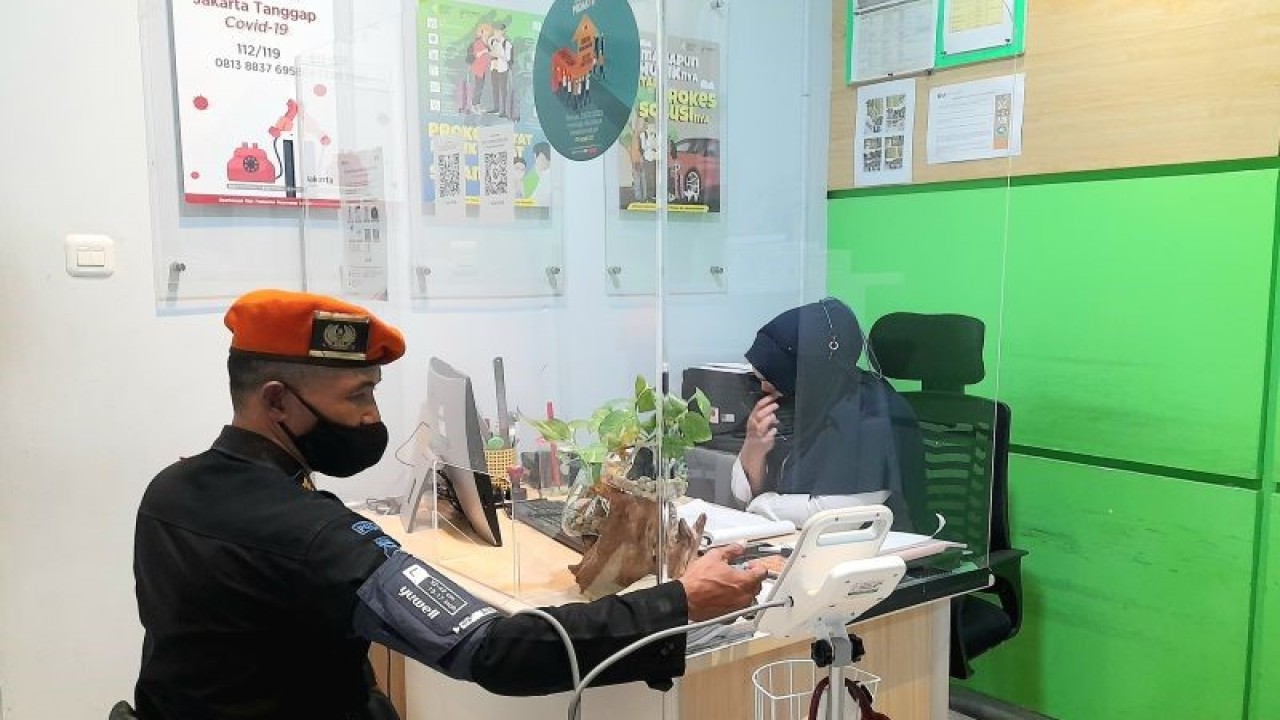 Petugas Polisi Khusus Kereta Api (Polsuska) sedang melakukan tes tekanan darah di pos kesehatan (poskes) Stasiun Gambir pada Selasa (25/4/2023) (ANTARA/Lintang Budiyanti Prameswari)