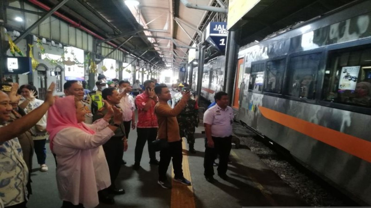 Wali Kota Semarang Hevearita Gunaryanti Rahayu bersama jajaran forkompinda saat pantauan arus mudik di Stasiun Tawang Semarang, Rabu (19/4/2023). (ANTARA/Zuhdiar Laeis)